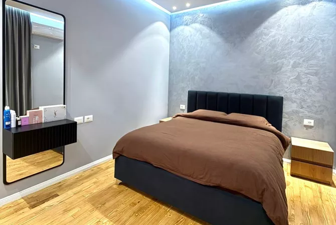 Shtepi ne shitje Penthose(kati i fundit panoramik) ne Tirane, 2+1, Mobilimi E mobiluar, Pagesa 300,000  Euro.