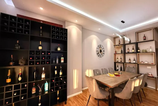 Shtepi ne shitje Penthose(kati i fundit panoramik) ne Tirane, 2+1, Mobilimi E mobiluar, Pagesa 300,000  Euro.