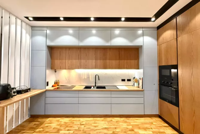 Shtepi ne shitje Penthose(kati i fundit panoramik) ne Tirane, 2+1, Mobilimi E mobiluar, Pagesa 300,000  Euro.