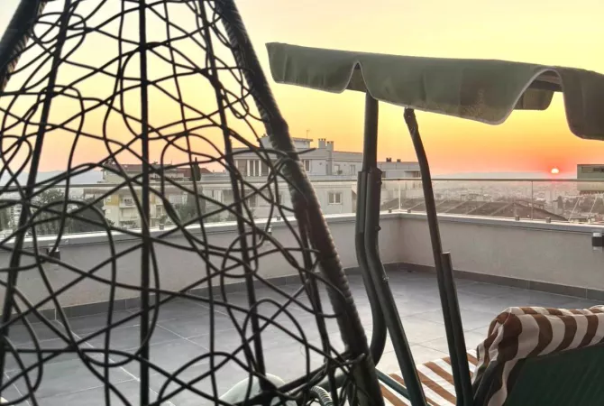 Shtepi ne shitje Penthose(kati i fundit panoramik) ne Tirane, 2+1, Mobilimi E mobiluar, Pagesa 300,000  Euro.