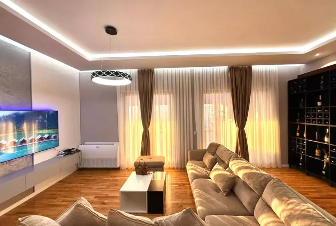 Shtepi ne shitje Penthose(kati i fundit panoramik) ne Tirane, 2+1, Mobilimi E mobiluar, Pagesa 300,000  Euro.