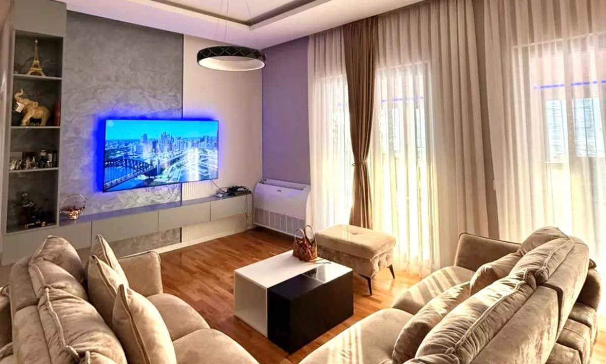 Shtepi ne shitje Penthose(kati i fundit panoramik) ne Tirane, 2+1, Mobilimi E mobiluar, Pagesa 300,000  Euro.