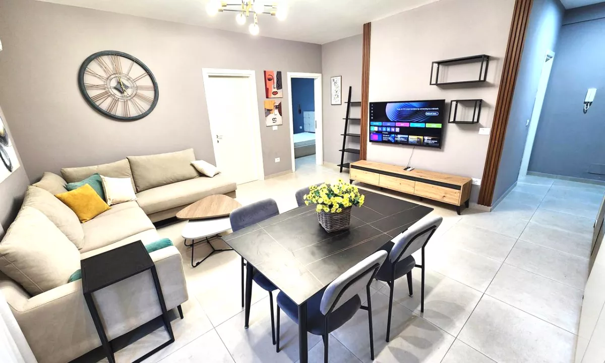 Shtepi me qera Penthose(kati i fundit panoramik) ne Tirane, 2+1, Mobilimi E mobiluar, Pagesa 1,000  Euro.