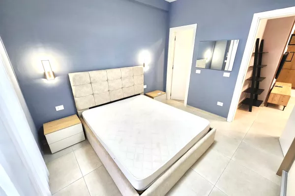 Shtepi me qera Penthose(kati i fundit panoramik) ne Tirane, 2+1, Mobilimi E mobiluar, Pagesa 1,000  Euro.