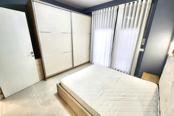 Shtepi me qera Penthose(kati i fundit panoramik) ne Tirane, 2+1, Mobilimi E mobiluar, Pagesa 1,000  Euro.