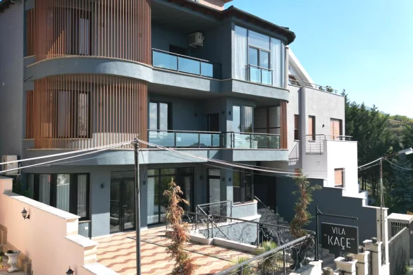 Ambiente Commerciale in Vendita 5+1 a Koriza - 1,300,000 Euro