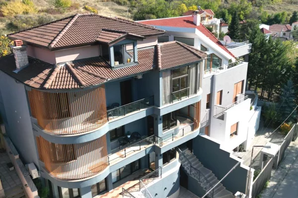 Ambiente Commerciale in Vendita 5+1 a Koriza - 1,300,000 Euro