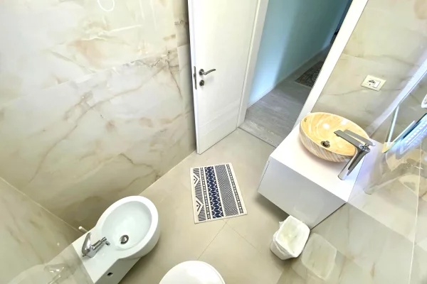 Shtepi me qera Apartament ne Tirane, 3+1, Mobilimi E mobiluar, Pagesa 1,550  Euro.