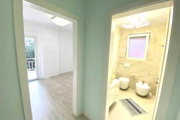 Shtepi me qera Apartament ne Tirane, 3+1, Mobilimi E mobiluar, Pagesa 1,550  Euro.