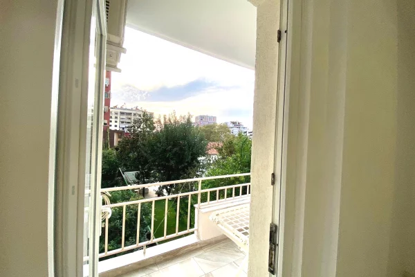 Shtepi me qera Apartament ne Tirane, 3+1, Mobilimi E mobiluar, Pagesa 1,550  Euro.
