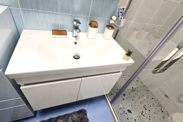 Shtepi me qera Apartament ne Tirane, 3+1, Mobilimi E mobiluar, Pagesa 1,000  Euro.