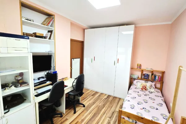 Shtepi me qera Apartament ne Tirane, 3+1, Mobilimi E mobiluar, Pagesa 1,000  Euro.