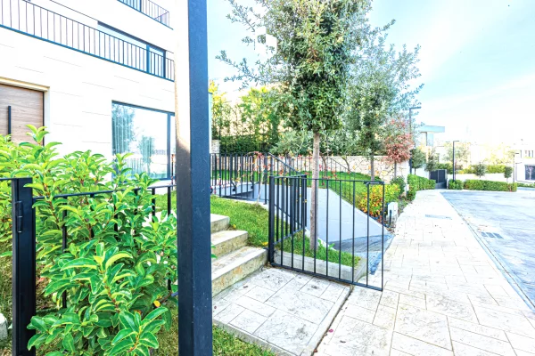 Shtepi me qera Vila Luksoze ne Tirane, 4+1, Mobilimi E mobiluar, Pagesa 4,000  Euro.