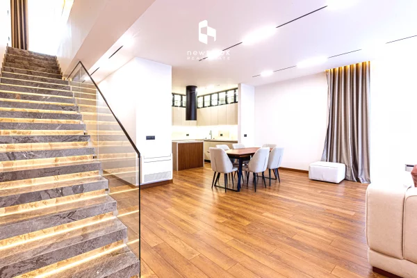 Shtepi me qera Vila Luksoze ne Tirane, 4+1, Mobilimi E mobiluar, Pagesa 4,000  Euro.