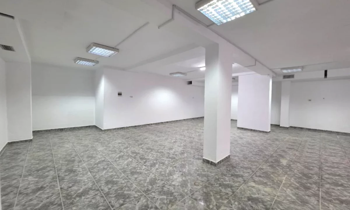 Me Qera : Ambient Biznesi Sip.110m2 Buze Rruges Kryesore📍Blloku i Vilave ne Selite - Komuna e Paris