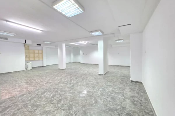 Ambiente Commerciale in Affitto 3+1 a Tirana - 800 Euro