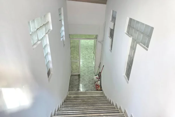 Me Qera : Ambient Biznesi Sip.110m2 Buze Rruges Kryesore📍Blloku i Vilave ne Selite - Komuna e Paris