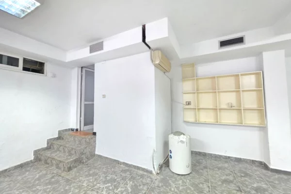 Me Qera : Ambient Biznesi Sip.110m2 Buze Rruges Kryesore📍Blloku i Vilave ne Selite - Komuna e Paris