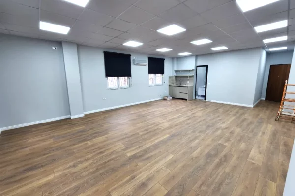 Ambient biznesi me qera 3+1 ne Tirane - 75,000 Leke