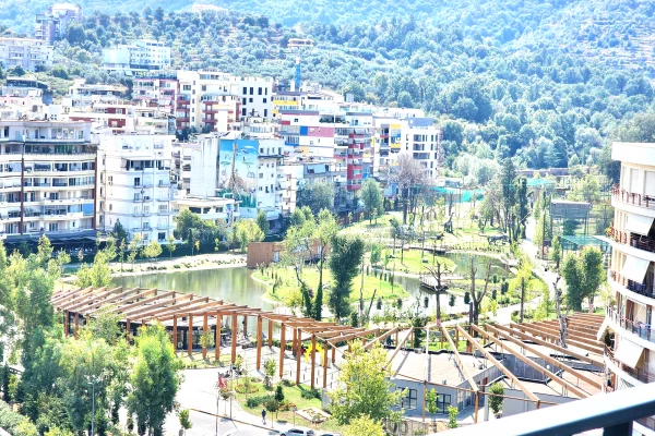 Me Qera: Zyre (135 m2)📍Lake View - Liqeni Tiranes || 3+1+2wc & GARAZH + Verande Gjigande ((1,700Euro/muaj))