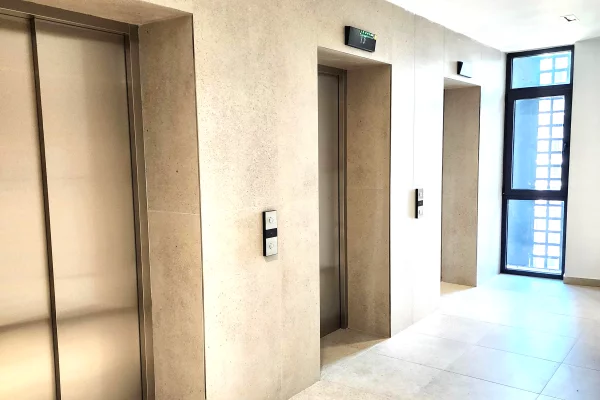 Me Qera: Zyre (135 m2)📍Lake View - Liqeni Tiranes || 3+1+2wc & GARAZH + Verande Gjigande ((1,700Euro/muaj))