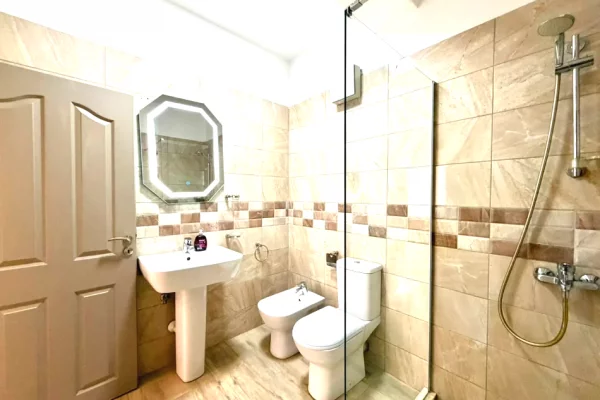 Shtepi me qera Apartament ne Tirane, 1+1, Mobilimi E mobiluar, Pagesa 55,000  Leke.
