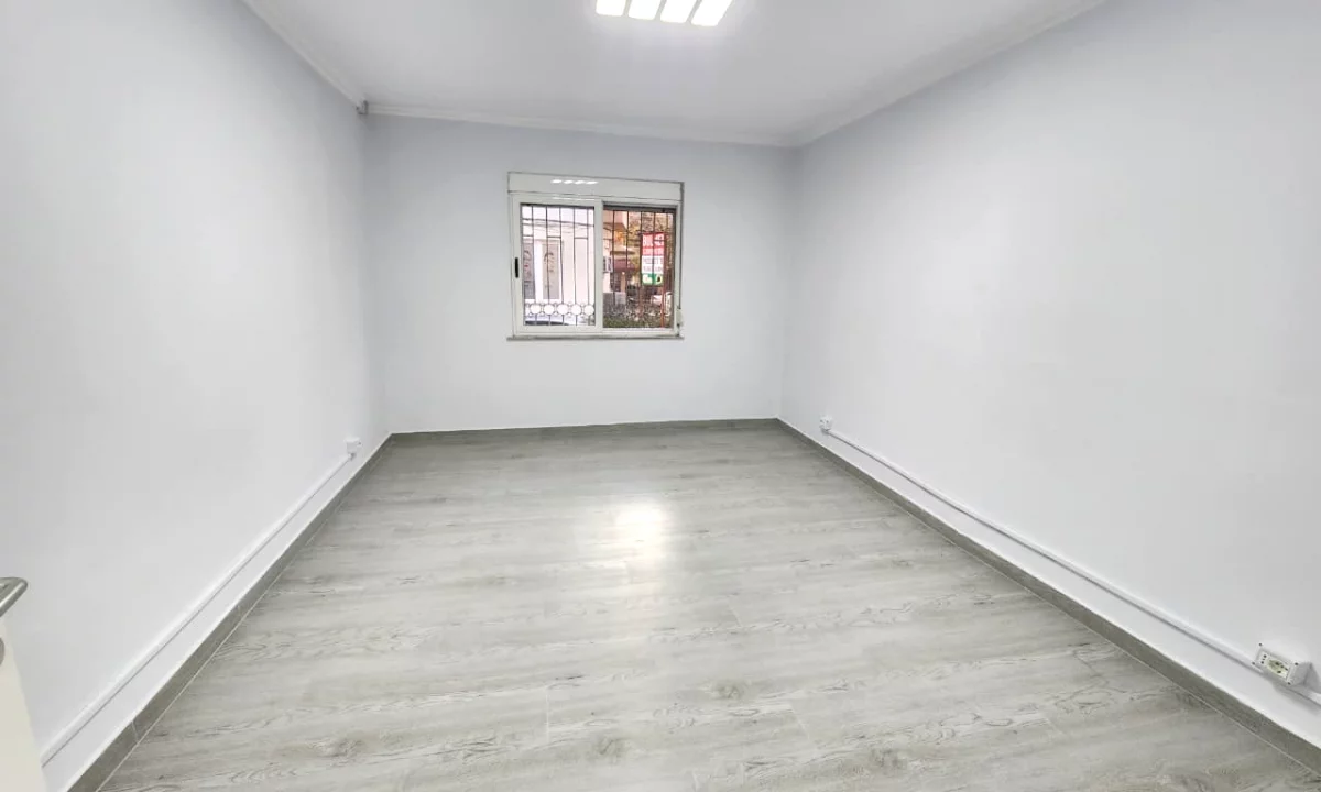  ZYRE ME Qira 100 m2( kati 1) Perballe Deliorgjit/ Irfan tomini🔥 3 ambjente pune 700Euro/muaj