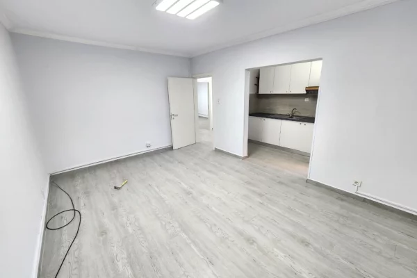  ZYRE ME Qira 100 m2( kati 1) Perballe Deliorgjit/ Irfan tomini🔥 3 ambjente pune 700Euro/muaj