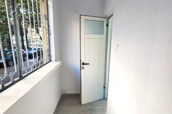  ZYRE ME Qira 100 m2( kati 1) Perballe Deliorgjit/ Irfan tomini🔥 3 ambjente pune 700Euro/muaj