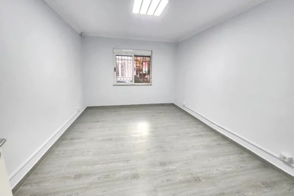  ZYRË ME Qira 100 m2( kati 1) Përballë Deliorgjit/ Irfan tomini🔥 3 ambjente pune 700Euro/muaj