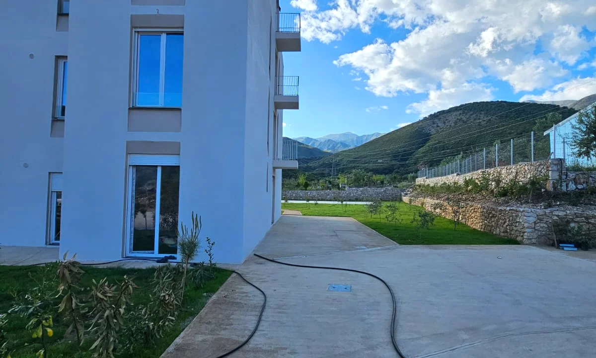 Shtepi ne shitje Apartament ne Himare, 1+1, Mobilimi Bosh, pa mobiluar, Pagesa 120,000  Euro.