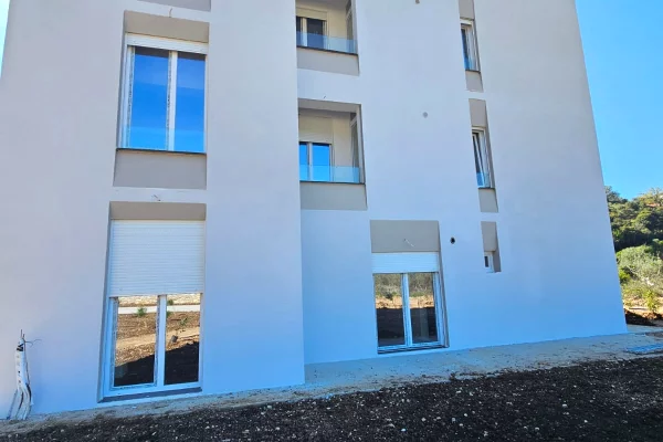 Shtepi ne shitje Apartament ne Himare, 1+1, Mobilimi Bosh, pa mobiluar, Pagesa 120,000  Euro.