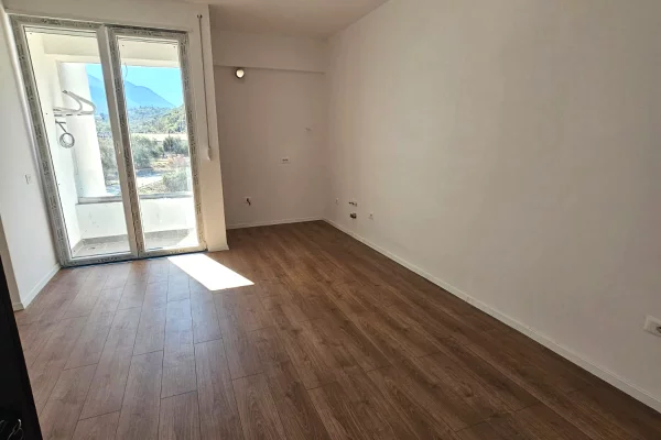 Shtepi ne shitje Apartament ne Himare, 1+1, Mobilimi Bosh, pa mobiluar, Pagesa 120,000  Euro.