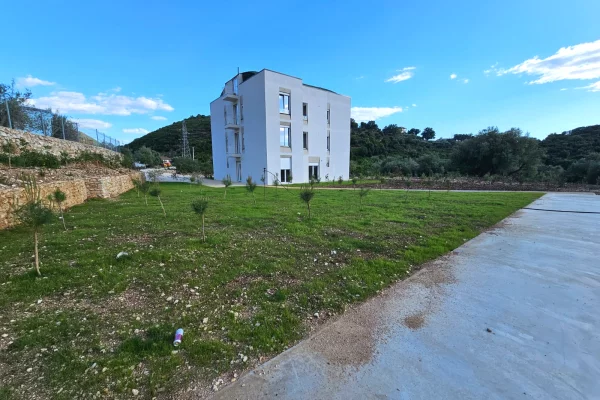 Shtepi ne shitje Apartament ne Himare, 1+1, Mobilimi Bosh, pa mobiluar, Pagesa 120,000  Euro.