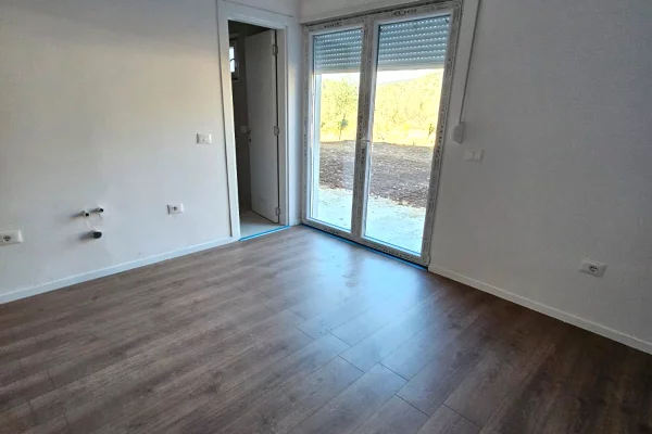 Shtepi ne shitje Apartament ne Himare, 1+1, Mobilimi Bosh, pa mobiluar, Pagesa 120,000  Euro.