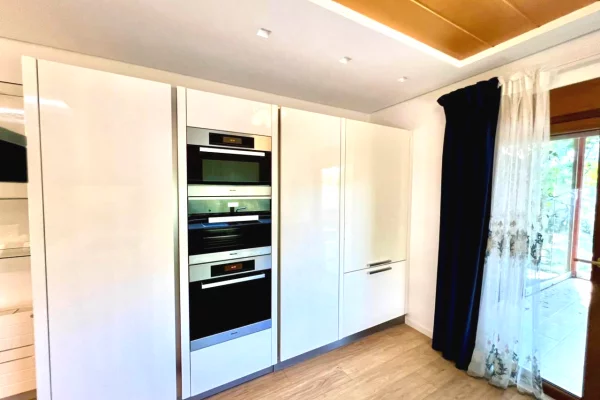 Shtepi me qera Vila Luksoze ne Tirane, 3+1, Mobilimi E mobiluar, Pagesa 2,500  Euro.