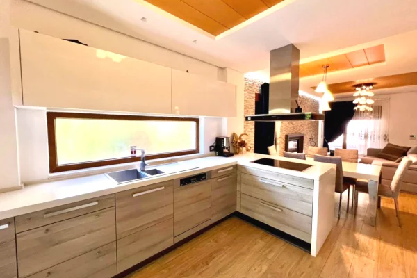 Shtepi me qera Vila Luksoze ne Tirane, 3+1, Mobilimi E mobiluar, Pagesa 2,500  Euro.