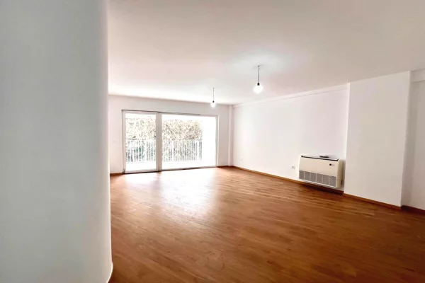 Ambient biznesi me qera 3+1 ne Tirane - 160,000 Leke