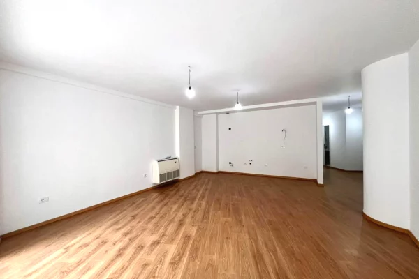 Me Qira: Zyre Gjigande | 3 Ambiente Pune +2wc & Depo (128m2) 📍Rr. Elbasanit - Rr. Faik Konica, Fasade nga Rruga || 160,000 Leke/muaj