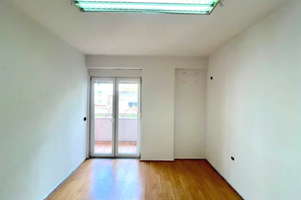Me Qera: Zyre Moderne me 3 Ambiente Pune Sheshi Wilson (Prane Postes 8) - Kt.3 - 700Euro/Muaj - S.110m2