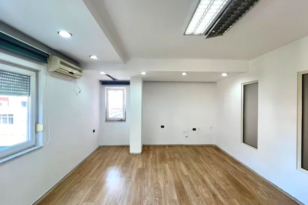 Me Qera: Zyre Moderne me 3 Ambiente Pune Sheshi Wilson (Prane Postes 8) - Kt.3 - 700Euro/Muaj - S.110m2