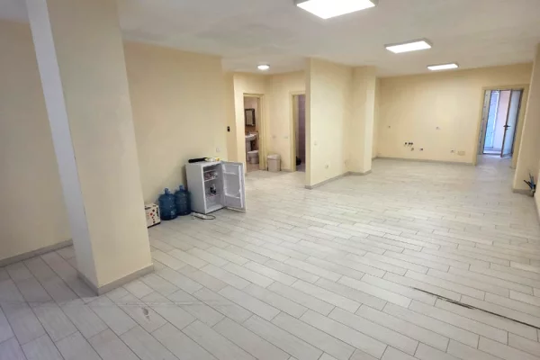 Me Qira: Zyre 140 m2 me 4 Ambiente Pune 2 WC🚾 4 Kondicioner - Kati 3📍 Pazari Ri (Rr.Tefta Tashko - SPAR 🏪) 1250Euro/Muaj ose 120,000Leke/Muaj