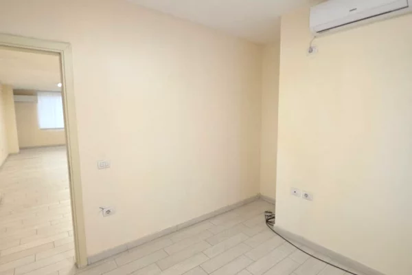 Me Qira: Zyre 140 m2 me 4 Ambiente Pune 2 WC🚾 4 Kondicioner - Kati 3📍 Pazari Ri (Rr.Tefta Tashko - SPAR 🏪) 1250Euro/Muaj ose 120,000Leke/Muaj