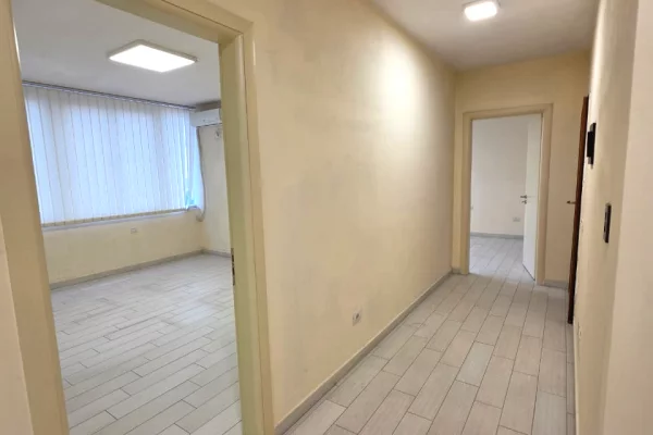 Me Qira: Zyre 140 m2 me 4 Ambiente Pune 2 WC🚾 4 Kondicioner - Kati 3📍 Pazari Ri (Rr.Tefta Tashko - SPAR 🏪) 1250Euro/Muaj ose 120,000Leke/Muaj