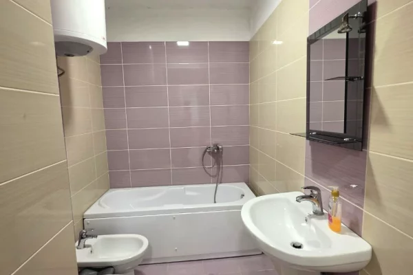 Me Qira: Zyre 140 m2 me 4 Ambiente Pune 2 WC🚾 4 Kondicioner - Kati 3📍 Pazari Ri (Rr.Tefta Tashko - SPAR 🏪) 1250Euro/Muaj ose 120,000Leke/Muaj