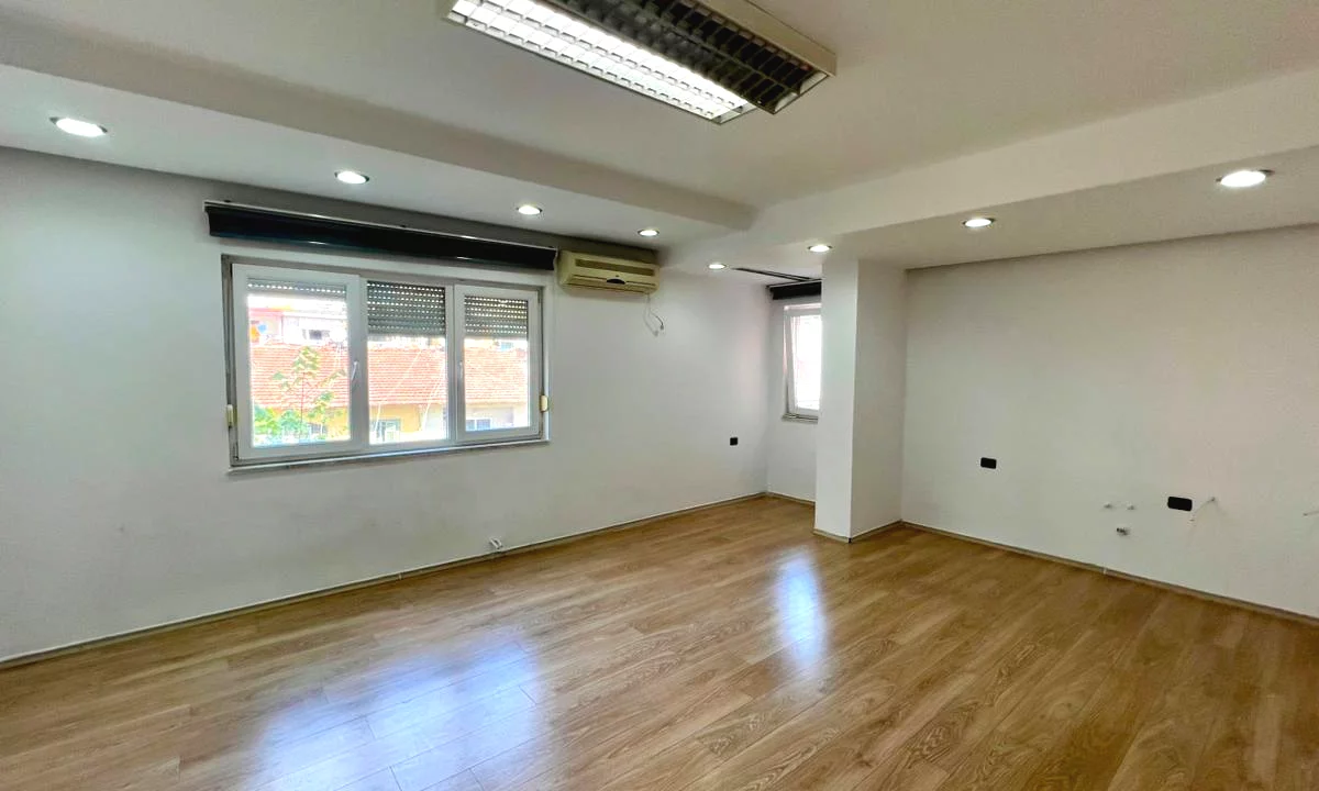 Me Qera: Zyre Moderne me 3 Ambiente Pune Sheshi Wilson (Prane Postes 8) - Kt.3 - 700Euro/Muaj - S.110m2