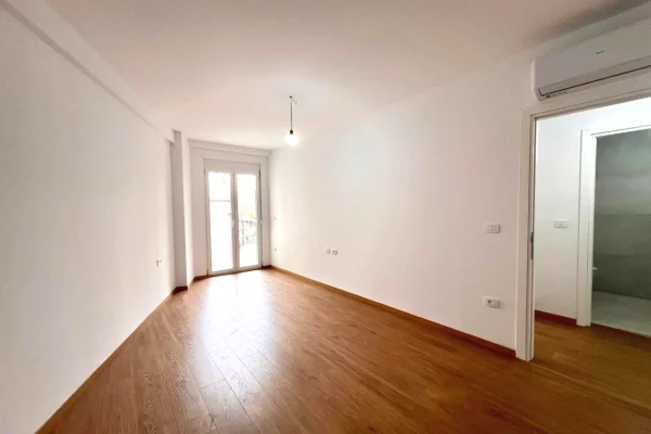 Me Qira: Zyre Gjigande | 3 Ambiente Pune +2wc & Depo (128m2) 📍Rr. Elbasanit - Rr. Faik Konica, Fasade nga Rruga || 160,000 Leke/muaj