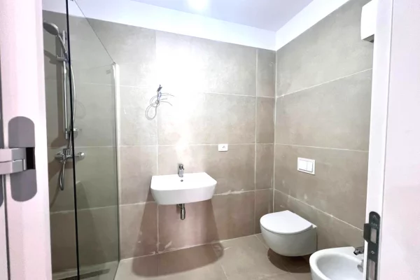 Me Qira: Zyre Gjigande | 3 Ambiente Pune +2wc & Depo (128m2) 📍Rr. Elbasanit - Rr. Faik Konica, Fasade nga Rruga || 160,000 Leke/muaj