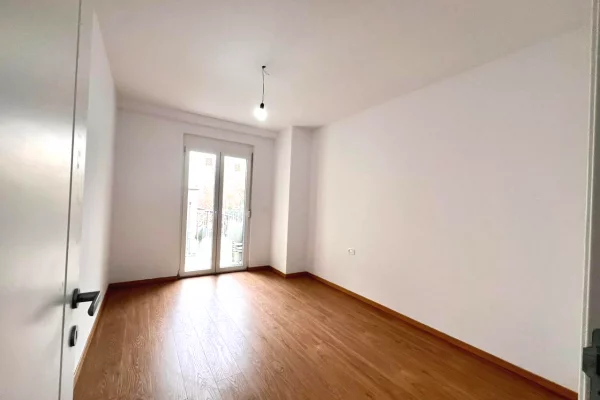 Me Qira: Zyre Gjigande | 3 Ambiente Pune +2wc & Depo (128m2) 📍Rr. Elbasanit - Rr. Faik Konica, Fasade nga Rruga || 160,000 Leke/muaj