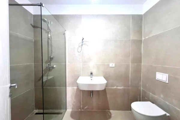 Me Qira: Zyre Gjigande | 3 Ambiente Pune +2wc & Depo (128m2) 📍Rr. Elbasanit - Rr. Faik Konica, Fasade nga Rruga || 160,000 Leke/muaj